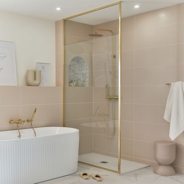 Cap sur les économies d'eau avec cette colonne de douche équipée d'un limiteur de débit intégré. Colonne de douche mécanique, Essebagno, modèle Envol en Or brossé / 250 euros. Leroy Merlin.