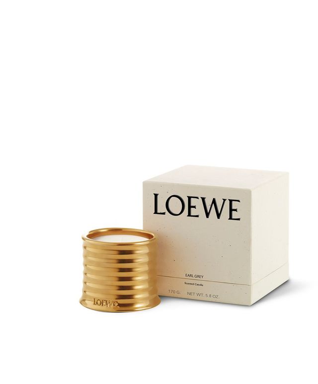 Une bougie Earl Grey en édition spéciale, mêlant thé noir et huile de bergamote, dans un pot en terre cuite peinte à la main avec des pigments irisés contenant de l'or véritable.