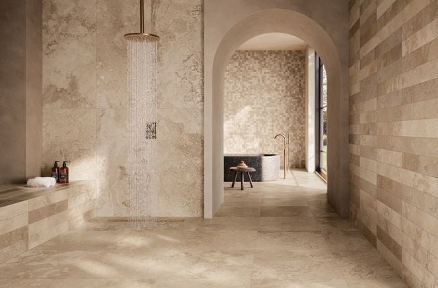      Sivotre choix se porte sur un carrelage en pierre naturelle (marbre, travertin,ardoise), assurez-vous qu'il a fait l'objet d'un traitement hydrofugepour bien protéger de l'humidité. 