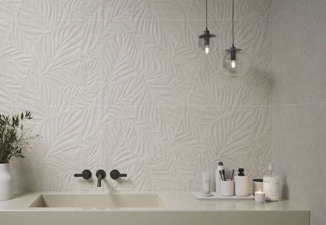 Autour du meuble-vasque, le carrelage de crédence peut être particulièrement décoratif.