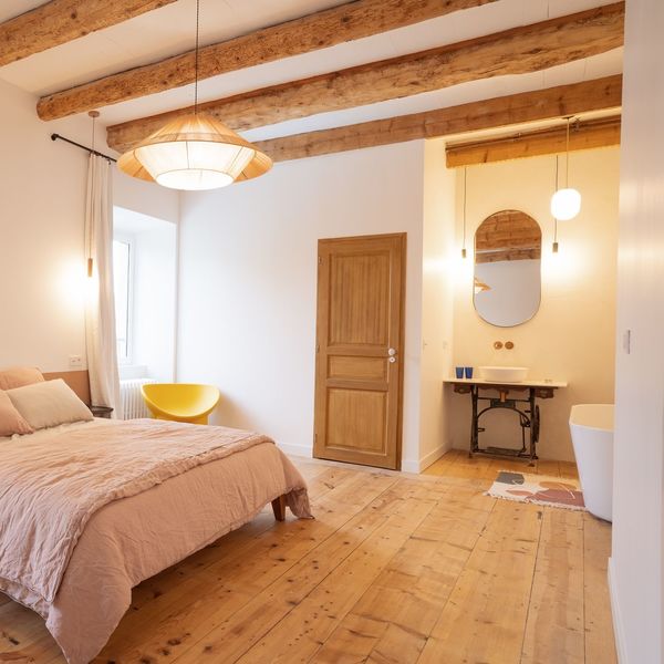La salle de bains fait partie de la chambre avec un style en continuité de l'espace nuit