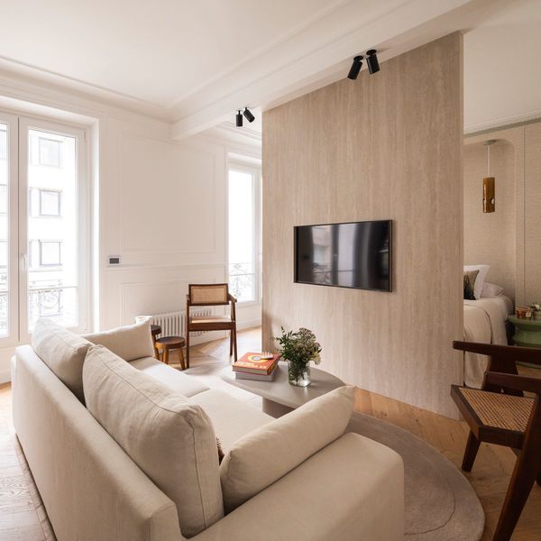 Une cloison savamment repensée pour délimiter la chambre du salon