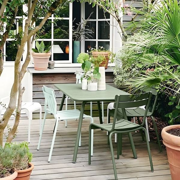 Choisir du mobilier coloré pour une terrasse pleine de charme