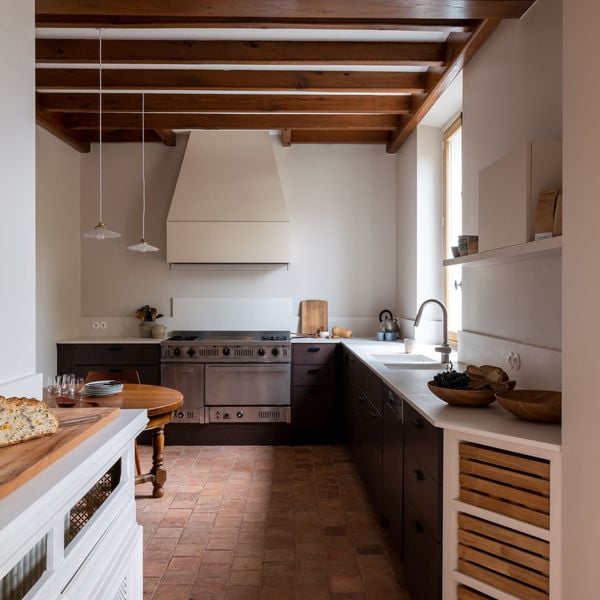 Une cuisine authentique comme en Provence avec un sol en terre cuite pour un charme certain