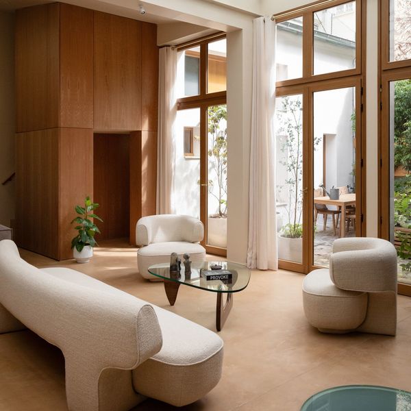 Les fenêtres et la vue servent de point de départ pour aménager le canapé et le salon