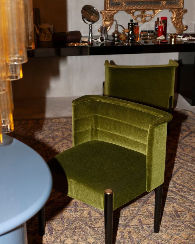 Les pièces présentées sont toutes confectionnées dans des tissus Loro Piana Interiors.