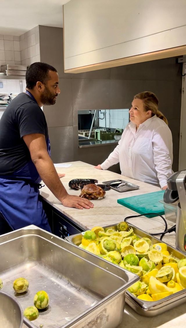 Dans la cuisine de son restaurant Marsan, Hélène Darroze sublime les produits, point de départ de son travail.