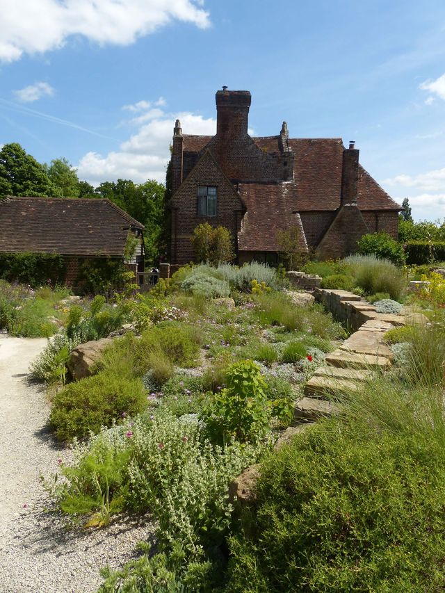 Le jardin méditerranéen devient un modèle de jardin économe et résilient, attention cependant aux interprétations trop simplistes et peu durables.