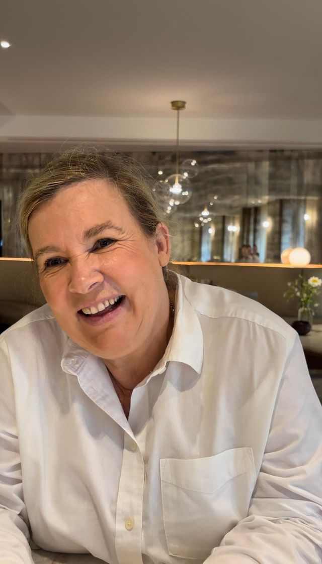 Chef à la renommée internationale, Hélène Darroze s'est toujours appliquée à transmettre des émotions dans l'assiette à travers une cuisine authentique, sincère et innovante.