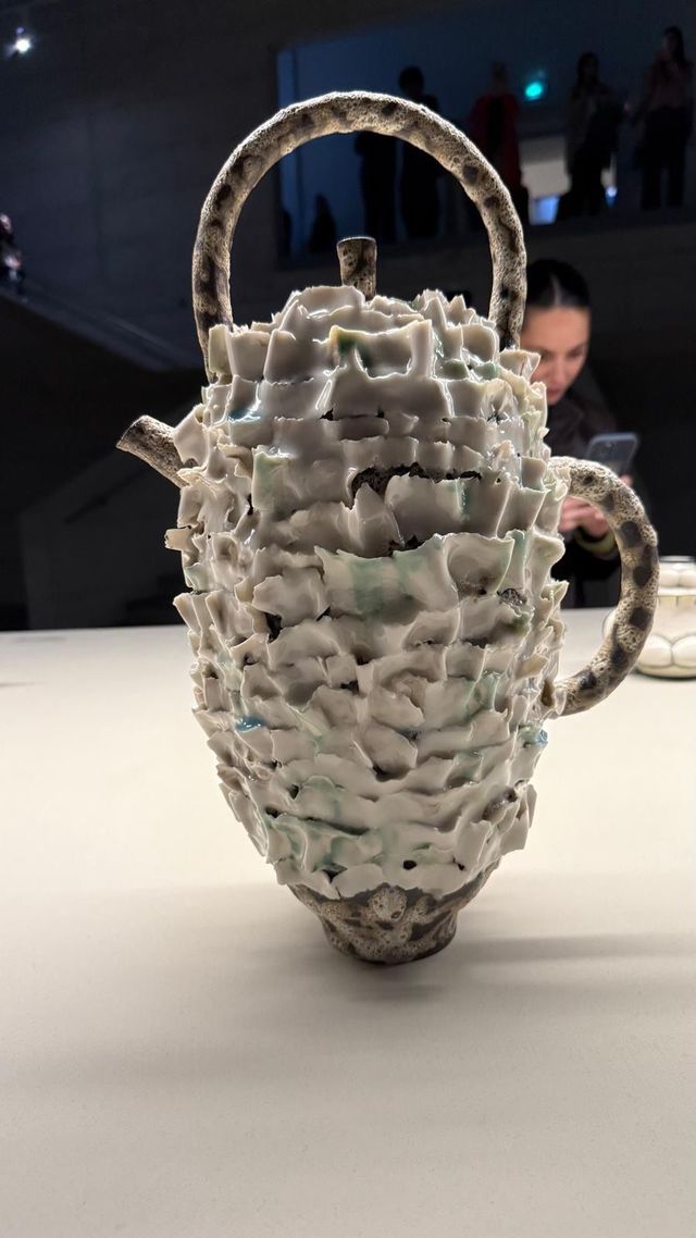 La théière de la coréenne Jane Yang-D'Haene recouverte de petits morceaux fins de porcelaine.