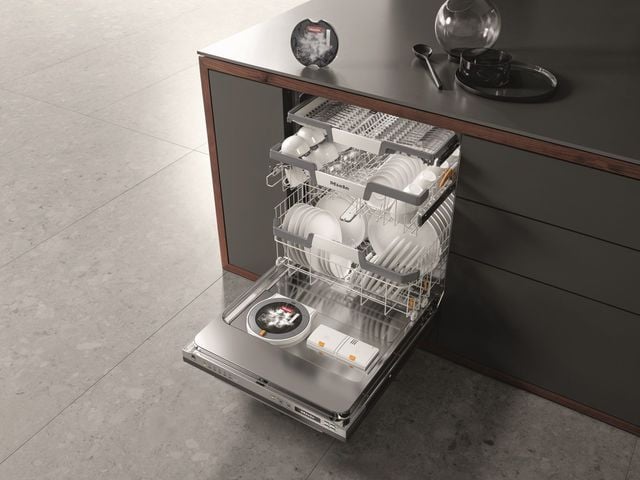 Moins de vaisselle, moins de consommation : la détection automatique de charge adapte la consommation d'eau. En outre, la consommation prévue d'eau et d'électricité s'affiche lors du choix du programme.Lave-vaisselle totalement intégrable avec dosage automatique grâce à AutoDos avec PowerDisk intégré. Modèle G 7160, à eau renouvelée (consommation minimale et résultats parfaits, à partir de 6 litres d'eau consommés en programme automatique). 1599 euros. Miele.