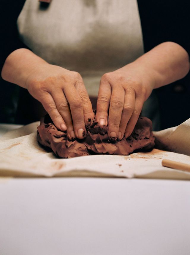 Le travail de la terre cuite à la main pour façonner la bougie Earl Grey.