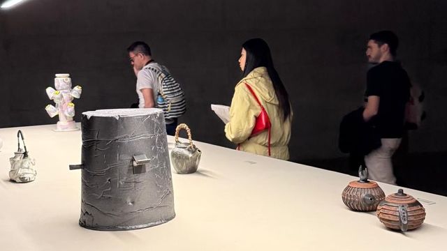 LOEWE à Milan : 25 artistes réinventent la théière pour l'exposition 'TEAPOTS'