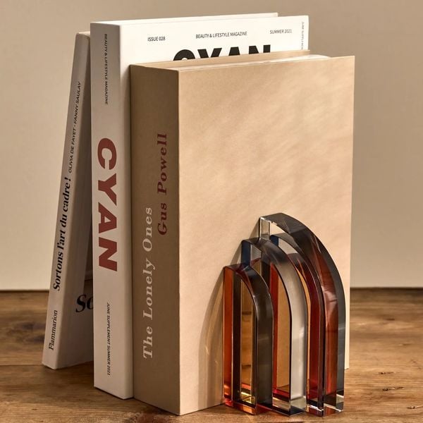 Dans un intérieur déco, les livres sont mis en avant grâce à cet objet design