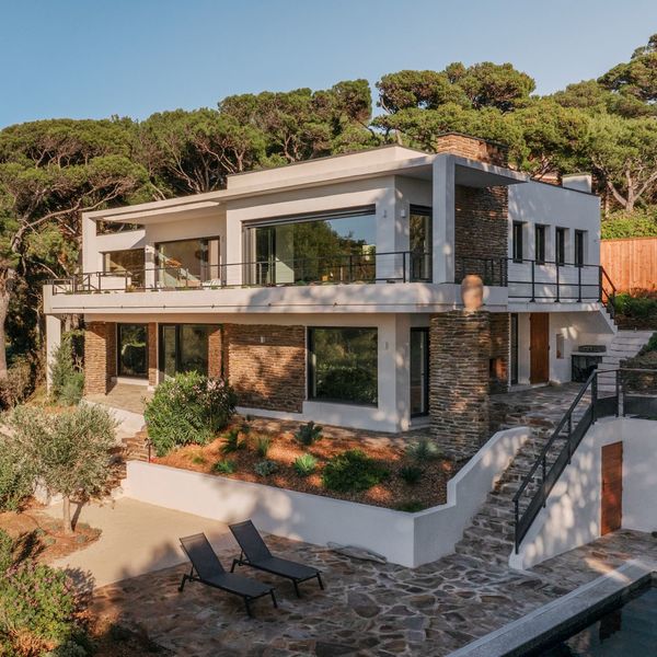 Une maison qui s'inscrit dans le paysage avec ses lignes modernes