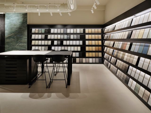 La matériauthèque du studio Atlas Concorde explore une large sélection de surfaces, de finitions et de matériaux - de la céramique au grès cérame.