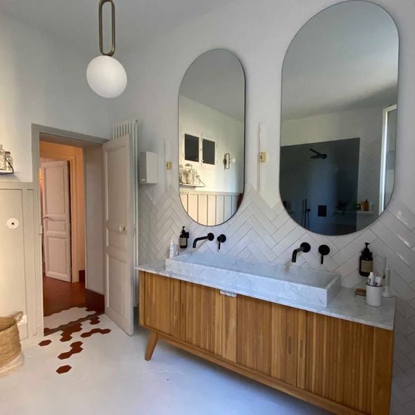 Des éléments déco donnent le ton dans une salle de bains stylée