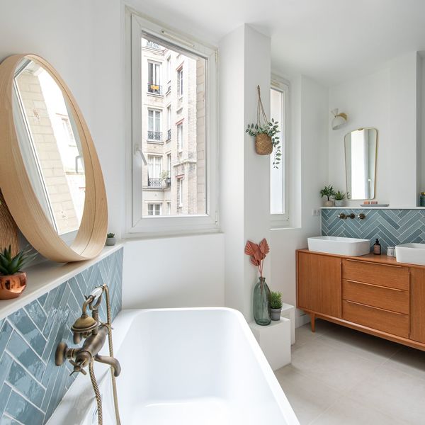 Une grande salle de bains vintage avec une douche et une baignoire où il fait bon vivre