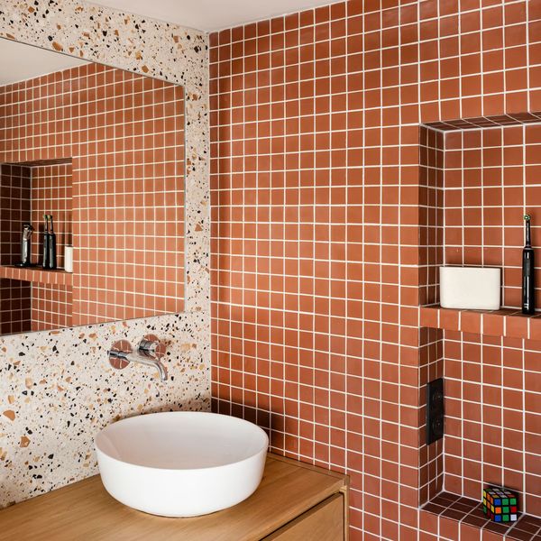 Carrelage terracotta et terrazzo pour une salle de bains réconfortante