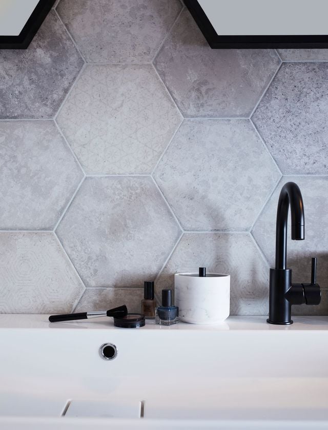 Ce mitigeur lavabo est équipé d'un régulateur de débit aérateur intégré qui permet une économie d'eau jusqu'à 60% par rapport à un robinet classique. Robinet noir mat, Sensea, modèle Loa L / 64,90 euros. Leroy Merlin.