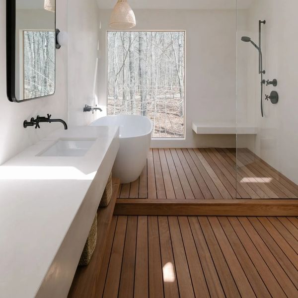 La pièce s'ouvre sur la nature pour une salle de bains dedans comme dehors
