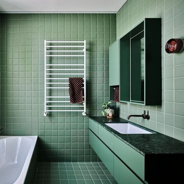 Du vert en total look avec un carrelage qui grimpe jusqu'au plafond
