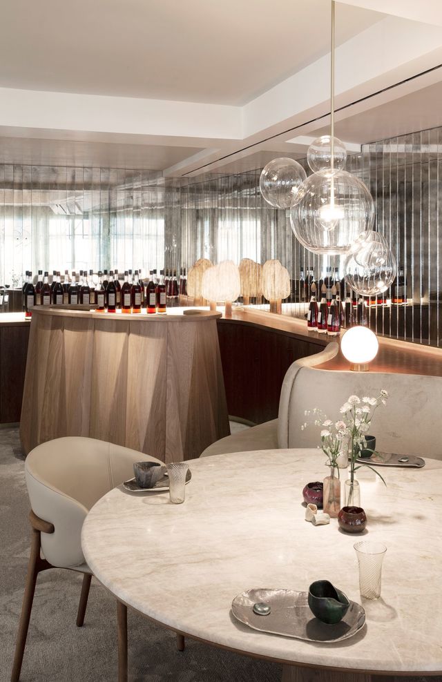 À l'étage du restaurant Marsan, à Paris, la salle principale baigne dans la lumière naturelle. Des lames de miroirs au mur s'amusent à la refléter, créant une ambiance résolument moderne.