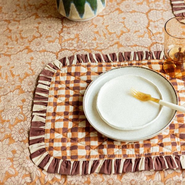 La table s'anime et devient joyeuse avec du linge coloré