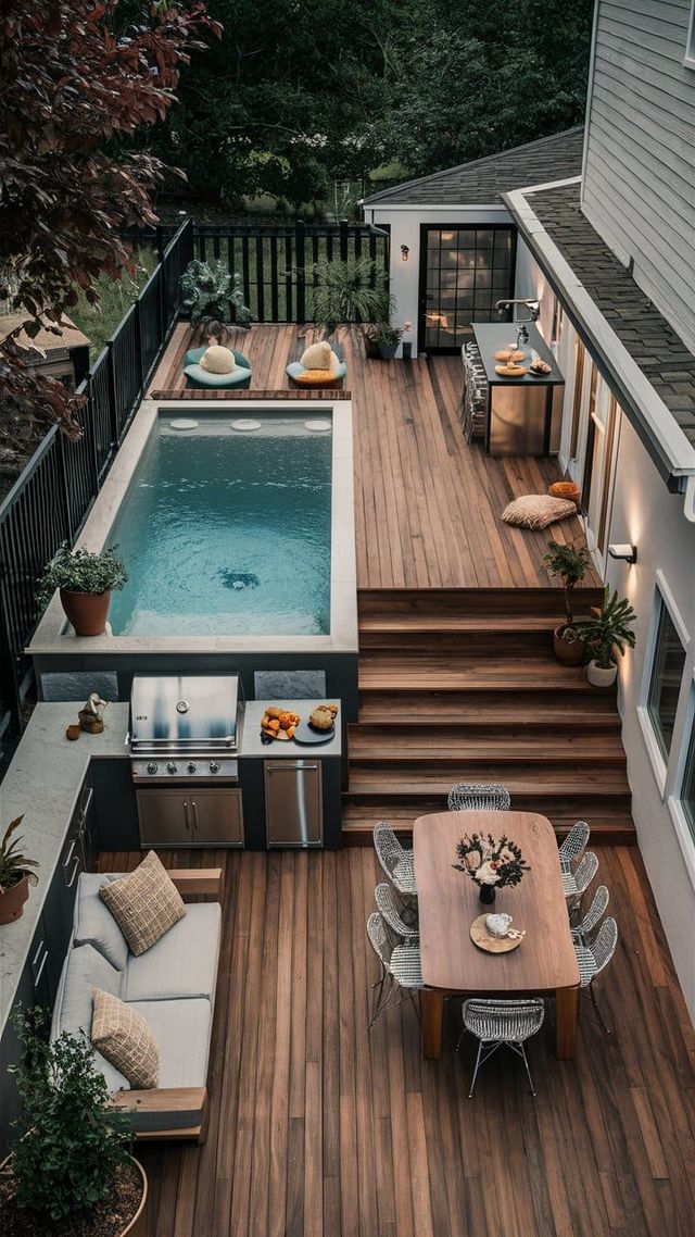 Intemporel tout en étant contemporain, le bois est un matériaux idéal pour imaginer une belle piscine semi-enterrée avec une terrasse autour à différents niveaux.