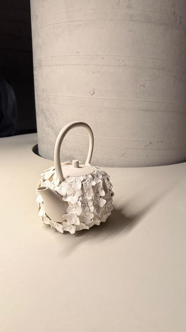 Une théière imaginée par le studio de design Naoto Fukasawa, présentée lors de l'exposition TEAPODS de LOEWE à Milan jusqu'au 13 avril 2025.