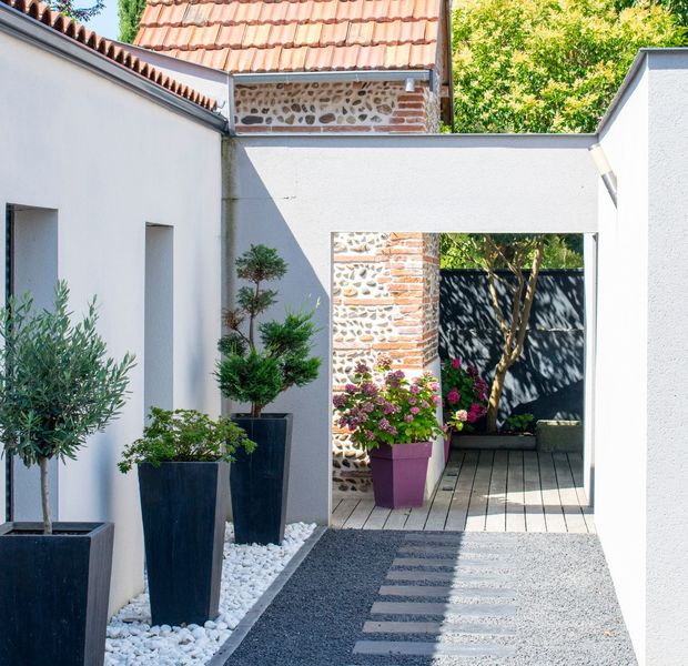 14 façons de réussir l'aménagement devant la maison, sans erreur