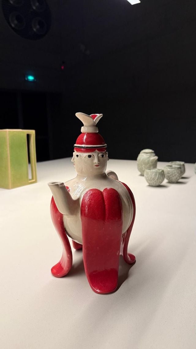 Une théière imaginée par l'artiste-céramiste espagnole Laia Arqueros Claramunt, présentée lors de l'exposition TEAPODS - LOEWE à la Milan Design Week 2025.
